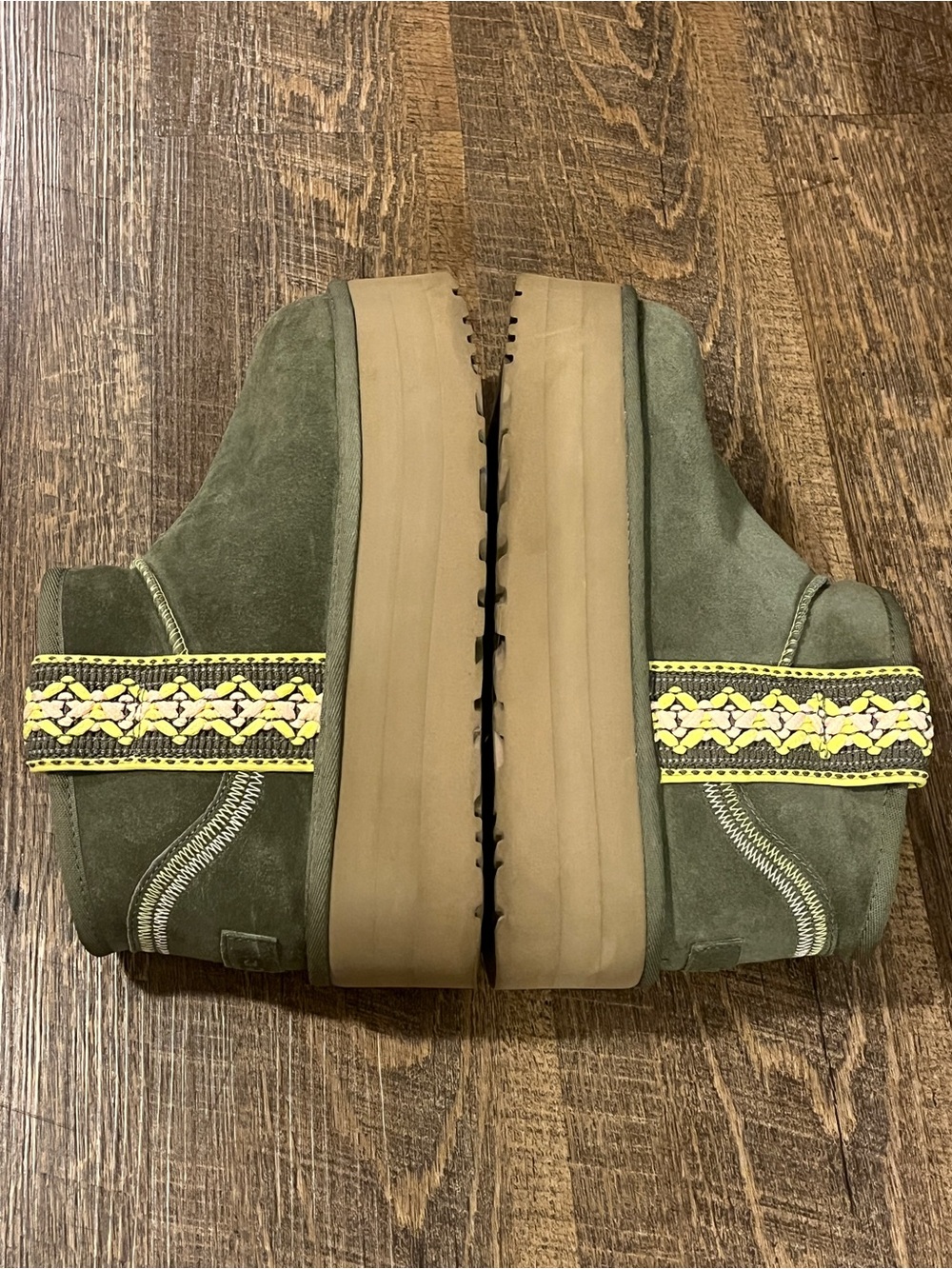 UGG Classic Ultra Mini
Platform Boot - Olive with Yellow & Pink Trim size 8 - Picture 10 of 13